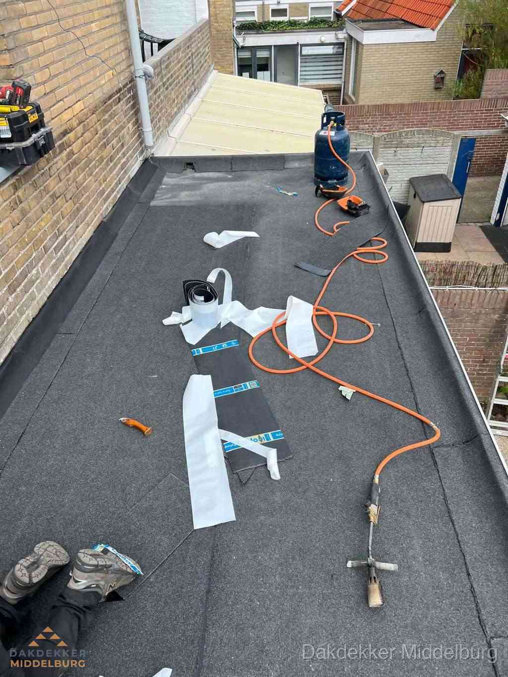 Dakdekker brengt EPDM dakbedekking aan op plat dak in Middelburg Dakdekker brengt EPDM dakbedekking aan op plat dak in Middelburg