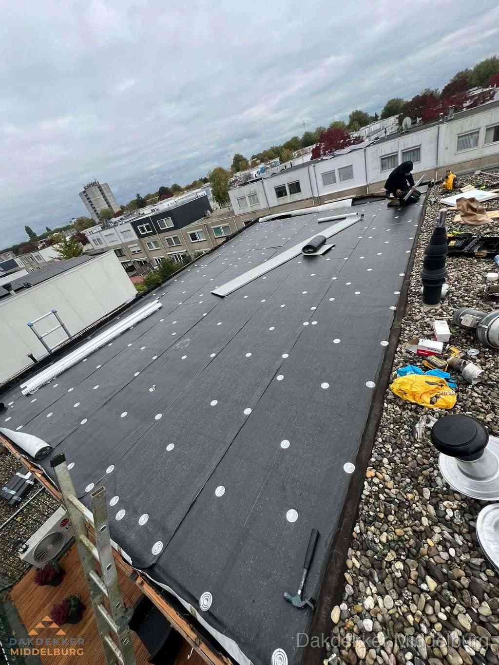 Dakleer vervangen op groot plat dak door dakdekker in Middelburg Dakleer vervangen op groot plat dak door dakdekker in Middelburg